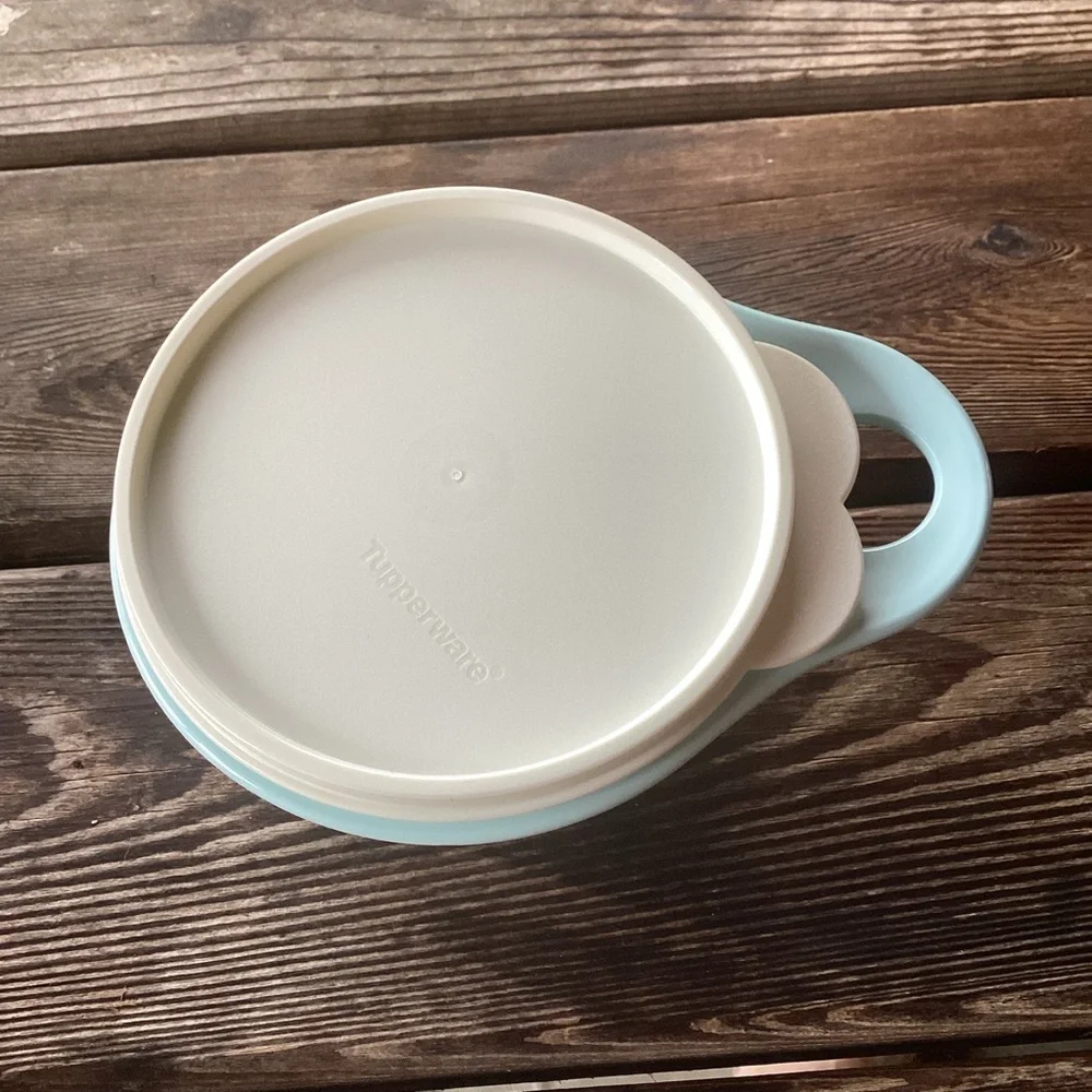 Tupperware Thatsa Bowl in light blue - 2.5 cup capacity